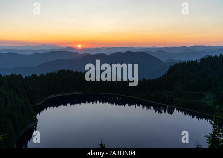 Lever du soleil sur le lac Summit Orange sur journée d'été à Washington Banque D'Images