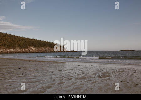 Plage de sable fin au coucher du soleil lors d'une fraîche journée d'automne au parc national Acadia Mount Desert Island, dans le Maine. Banque D'Images