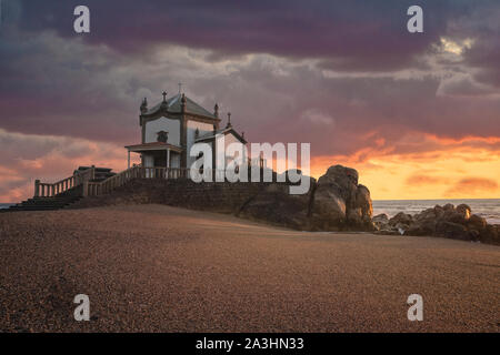 'Capela do Senhor da Pedra" au coucher du soleil sur l'Océan Atlantique Banque D'Images