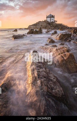 'Capela do Senhor da Pedra" au coucher du soleil sur l'Océan Atlantique Banque D'Images