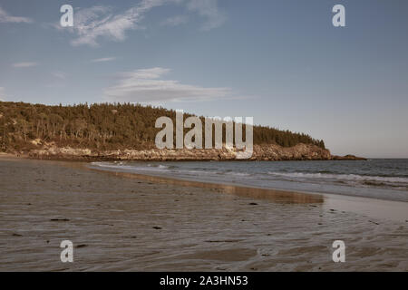 Plage de sable fin au coucher du soleil lors d'une fraîche journée d'automne au parc national Acadia Mount Desert Island, dans le Maine. Banque D'Images