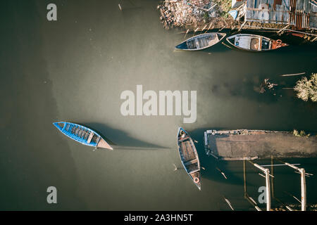 Bateaux de pêche en bois traditionnel au coucher du soleil à partir de la vue aérienne Banque D'Images