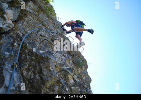 Femme sur la via ferrata à étapes Suncuius, Roumanie. Concept d'aventure. Banque D'Images