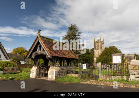 Église St James' et la porte lychgate qui a été érigée en mémoire de Hannah Price et est un bâtiment classé de la deuxième année, Avebury, Wiltshire, Angleterre, Royaume-Uni Banque D'Images