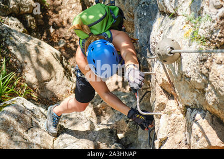 Femme sur une via ferrata appelée Peretele Zanelor à Vadu Crisului, département de Bihor, Roumanie - Vue du haut vers le bas, avec des marches visibles. Banque D'Images