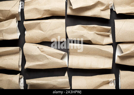 Des rouleaux de papier de toilette vide sur un tableau noir Banque D'Images