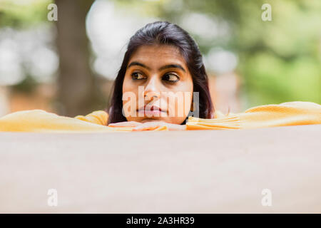 Jeune femme randonnées et près d'un tronc d'arbre fatigué Banque D'Images