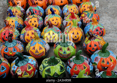 Halloween pumpkins poterie -Jack o' Lanternes- avec un twist mexicain en vente à Taos, Nouveau Mexique. Banque D'Images