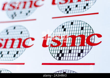 Photo de TSMC Taiwan Semiconductor Manufacturing Company logo sur un document imprimé. World's largest semiconductor foundry produisant des puces électroniques. Banque D'Images