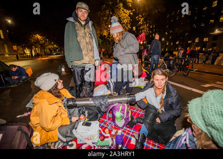 Londres, Royaume-Uni. 05Th Oct, 2019. D'autres protestataires attendre que la police de les arrêter et retirer du métal utilisé pour les rejoindre à Whitehall en dehors de Downing Street - Rébellion Extinction démarrer l'action octobre qui a bloqué les routes dans le centre de Londres jusqu'à deux semaines. Ils sont une nouvelle fois en lumière l'urgence climatique, avec le temps presse pour sauver la planète d'une catastrophe climatique. Cela fait partie de l'ER et d'autres manifestations pour exiger des mesures par le gouvernement britannique sur la 'crise climatique'. Crédit : Guy Bell/Alamy Live News Banque D'Images