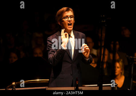 Gareth Malone mène le Bournemouth Symphony Orchestra à Classic FM Live au Royal Albert Hall de Londres. Banque D'Images