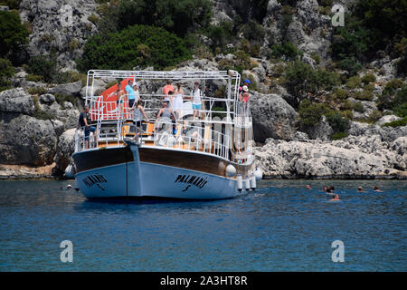 Demre, Turquie - 21 mai 2019 : les touristes de nager dans la mer près d'un yacht de plaisance. La mer Méditerranée au large de la côte de Kekova et Demre. De nombreux vacanciers Banque D'Images