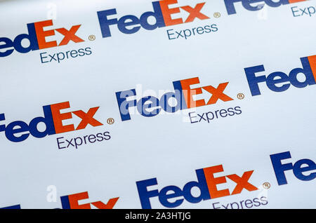 Plusieurs logos FedEX sur une grande toile avec la lumière naturelle qui tombe sur elle. La profondeur de champ est utilisé. Banque D'Images