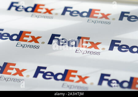 Plusieurs logos FedEX sur une grande toile avec la lumière naturelle qui tombe sur elle. La profondeur de champ est utilisé. Banque D'Images