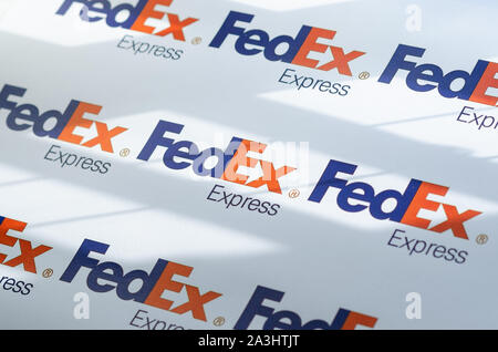 Plusieurs logos FedEX sur une grande toile avec la lumière naturelle qui tombe sur elle. La profondeur de champ est utilisé. Banque D'Images