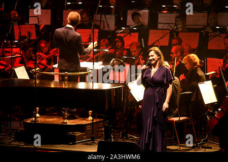 Sara Brimer Davey s'exécute comme Gareth Malone mène le Bournemouth Symphony Orchestra à Classic FM Live au Royal Albert Hall de Londres. Banque D'Images