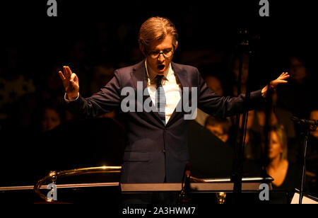 Gareth Malone mène le Bournemouth Symphony Orchestra and Chorus de Classic FM Live au Royal Albert Hall de Londres. Banque D'Images