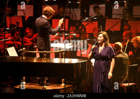 Sara Brimer Davey s'exécute comme Gareth Malone mène le Bournemouth Symphony Orchestra à Classic FM Live au Royal Albert Hall de Londres. Banque D'Images