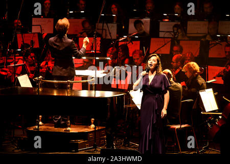 Sara Brimer Davey s'exécute comme Gareth Malone mène le Bournemouth Symphony Orchestra à Classic FM Live au Royal Albert Hall de Londres. Banque D'Images