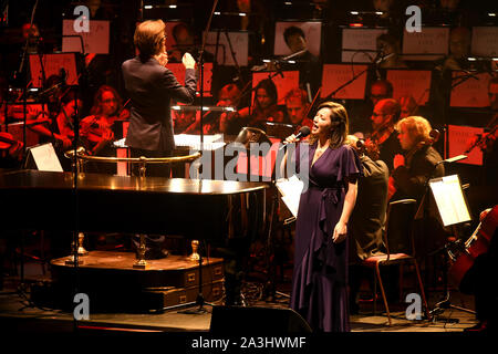 Sara Brimer Davey s'exécute comme Gareth Malone mène le Bournemouth Symphony Orchestra à Classic FM Live au Royal Albert Hall de Londres. Banque D'Images