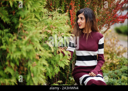 Portrait of young beautiful indian ou South Asian teenage girl in dress. Banque D'Images