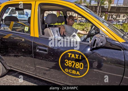 Buenos Aires, capitale fédérale, l'Argentine. 8 octobre, 2019. Le pion de Taxi Union (SPT) a été mobilisé à nouveau, ce mardi, le 8 octobre, contre les applications de transport de voyageurs, Uber et Cabify, qui font directement concurrence aux taxis.La protestation a été effectuée dans au moins 10 points de la ville de Buenos Aires, entre 9 et 11 le matin, ce qui a généré le chaos de la circulation.La raison de la réclamation ? ''La défense de l'emploi et de la demande de conformité avec les lois'' par les plates-formes technologiques que ''l'exploitation sans autorisation ou permission, violation de la Loi sur la circulation nationale et éviter Banque D'Images