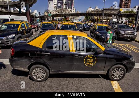 Buenos Aires, capitale fédérale, l'Argentine. 8 octobre, 2019. Le pion de Taxi Union (SPT) a été mobilisé à nouveau, ce mardi, le 8 octobre, contre les applications de transport de voyageurs, Uber et Cabify, qui font directement concurrence aux taxis.La protestation a été effectuée dans au moins 10 points de la ville de Buenos Aires, entre 9 et 11 le matin, ce qui a généré le chaos de la circulation.La raison de la réclamation ? ''La défense de l'emploi et de la demande de conformité avec les lois'' par les plates-formes technologiques que ''l'exploitation sans autorisation ou permission, violation de la Loi sur la circulation nationale et éviter Banque D'Images