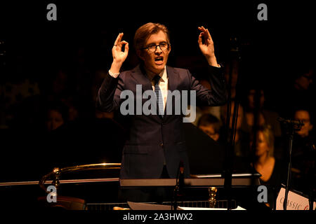 Gareth Malone mène le Bournemouth Symphony Orchestra and Chorus de Classic FM Live au Royal Albert Hall de Londres. Banque D'Images