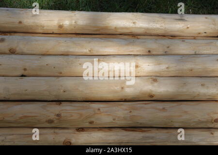 Fermer la vue sur de nouveaux piquets en bois avec la lumière et les ombres est moulée sur les Banque D'Images