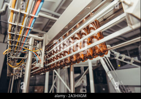 Bouteilles plastique La ligne technologique sur la mise en bouteille verre dans des bouteilles en plastique. Automatique du Convoyeur. Banque D'Images