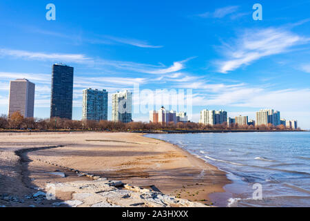 Favoriser Beach à Chicago avec le lac Michigan et la ville de Edgewater Banque D'Images