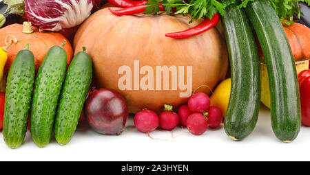 Utiles collecte Légumes et fruits isolé sur fond blanc. Vue de côté. Banque D'Images