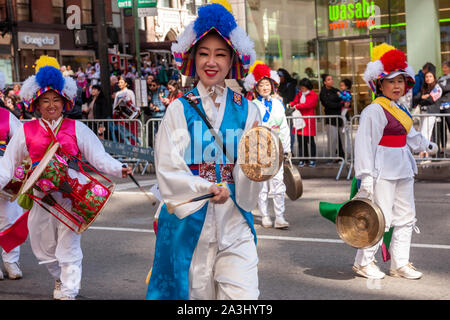 De parades coréen traditionnel vers le bas de la Sixième Avenue à New York pour leur montrer de l'orgueil dans la parade le Samedi, Octobre 5, 2019. Le défilé se termine dans Koreatown pour un festival de rue. (© Richard B. Levine) Banque D'Images