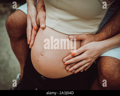 Expecting couple aimant toucher le ventre de la femme enceinte Banque D'Images