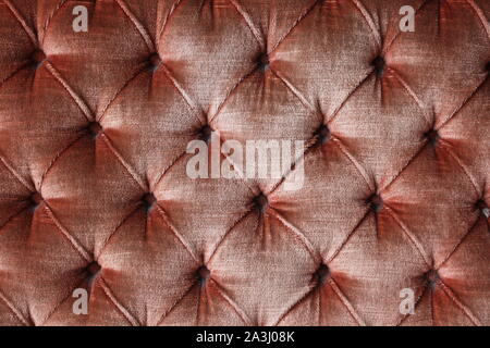Canapé rouge brillant avec texture en forme de diamant avec des boutons Banque D'Images