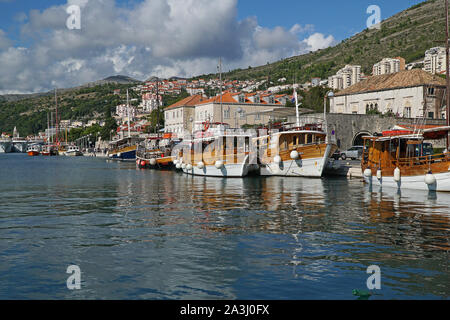 Le port de Dubrovnik avec les navires de croisière, ferries et bateaux de plaisance à port Banque D'Images