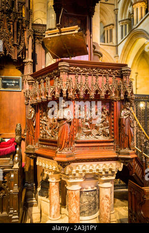 Chaire ouvragée en bois sculpté et marbre dans la cathédrale de St Marys Lincoln Lincolnshire en Angleterre Banque D'Images