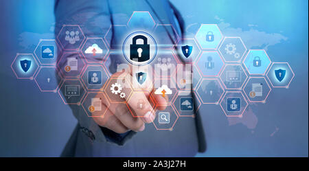 Sur le bouton enfoncé avec le doigt de l'écran virtuel global network security world map key lock système de sécurité la technologie numérique monde abstrait s cyber link Banque D'Images