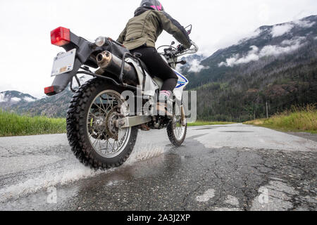 Une femme sur une moto en son ciel nuageux jour d'été.