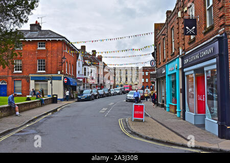 Vue de dessus High Street en direction de la place principale. Bunting décoratif entre les bâtiments. Voitures garées au bord de la route.L'atelier de l'entreprise de vêtements de l'équipage. Banque D'Images