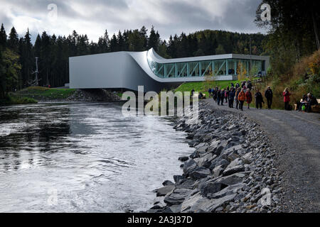 Jevnaker, Norvège - 29 septembre 2019 : Le Twist Musée est maintenant ouvert pour le public dans la Kistefos Sculpture Park, à une heure au nord d'Oslo. Banque D'Images