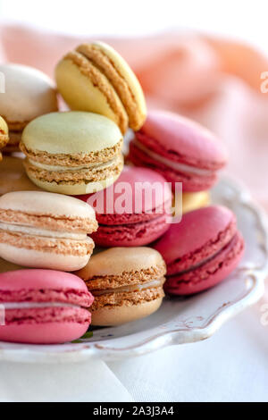 Macarons français belles couleurs dans focus sélectif pour jeter plus de texte Banque D'Images