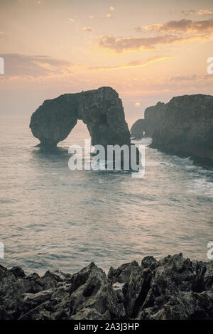 'Castro de las Gaviotas Rock' au lever du soleil Banque D'Images