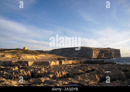 Paysage de Dwejra Bay à côté de fenêtre d'Azur (it-Tieqa Żerqa) à Xlendi, Gozo Banque D'Images