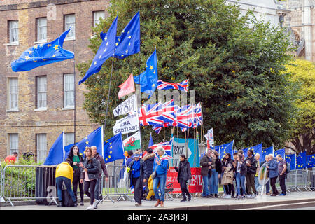 Londres, Royaume-Uni - Octobre 1, 2019. Les gens se réunissent et avoir Rally tas de drapeaux de l'Union européenne et la Grande-Bretagne. Banque D'Images