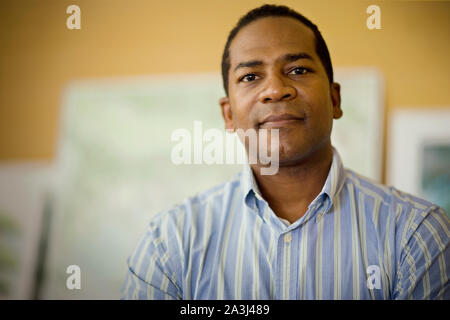 Portrait of a young woman sitting in an office. Banque D'Images