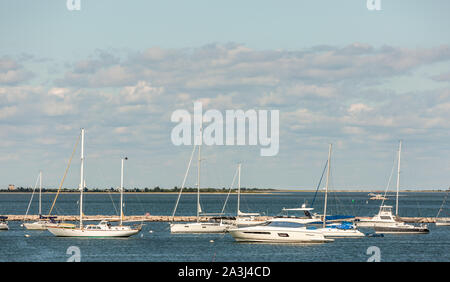 Voiliers sur mouillage est Sag Harbor, NY Banque D'Images