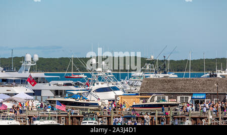 Des bateaux et des gens sur le quai Long à Sag Harbor, NY Banque D'Images