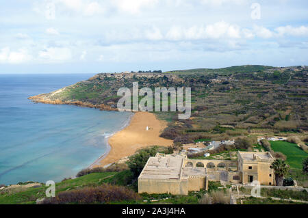 Sur la plage de sable rouge dans la baie de Ramla, Gozo, Malte Banque D'Images