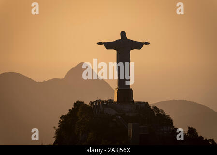 Belle vue sur le Christ Rédempteur statue sur la montagne du Corcovado au lever du soleil, Rio de Janeiro, Brésil Banque D'Images